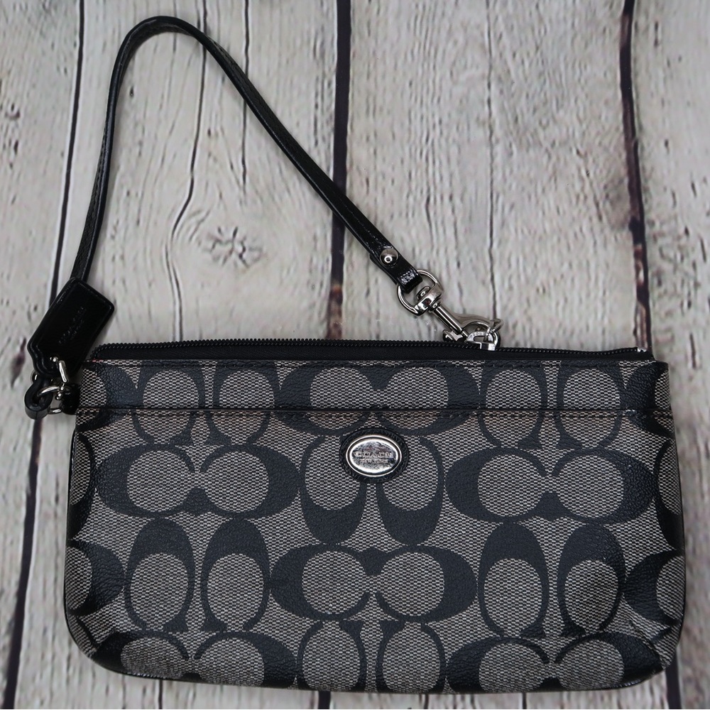 Coach Peyton Signature Wristlet Zipper Go-Go Wallet